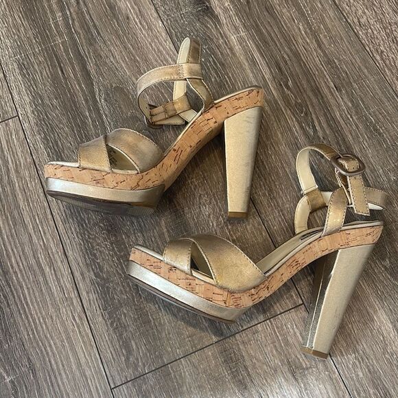 Steve Madden Gold/Champagne Heels - Picture 4 of 4